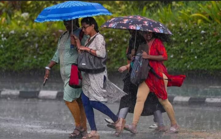 ਮੌਸਮ ਵਿਭਾਗ ਨੇ ਕਈ ਰਾਜਾਂ ਵਿੱਚ ਮੀਂਹ ਨੂੰ ਲੈ ਕੇ ਅਲਰਟ ਜਾਰੀ ਕੀਤਾ ਹੈ। ਜੇਕਰ ਦਿੱਲੀ ਦੇ ਮੌਸਮ ਦੀ ਗੱਲ ਕਰੀਏ ਤਾਂ ਦੋ ਦਿਨਾਂ ਬਾਅਦ ਦਿੱਲੀ ਦਾ ਤਾਪਮਾਨ ਡਿੱਗ ਜਾਵੇਗਾ ਅਤੇ ਠੰਡ ਵੀ ਵਧ ਜਾਵੇਗੀ। ਐਤਵਾਰ ਨੂੰ ਘੱਟੋ-ਘੱਟ ਤਾਪਮਾਨ 10 ਡਿਗਰੀ ਸੈਲਸੀਅਸ ਅਤੇ ਵੱਧ ਤੋਂ ਵੱਧ ਤਾਪਮਾਨ 22 ਡਿਗਰੀ ਸੈਲਸੀਅਸ ਹੋ ਸਕਦਾ ਹੈ। ਇਸ ਦੇ ਨਾਲ ਹੀ ਸੋਮਵਾਰ ਨੂੰ ਬਾਰਿਸ਼ ਹੋ ਸਕਦੀ ਹੈ।