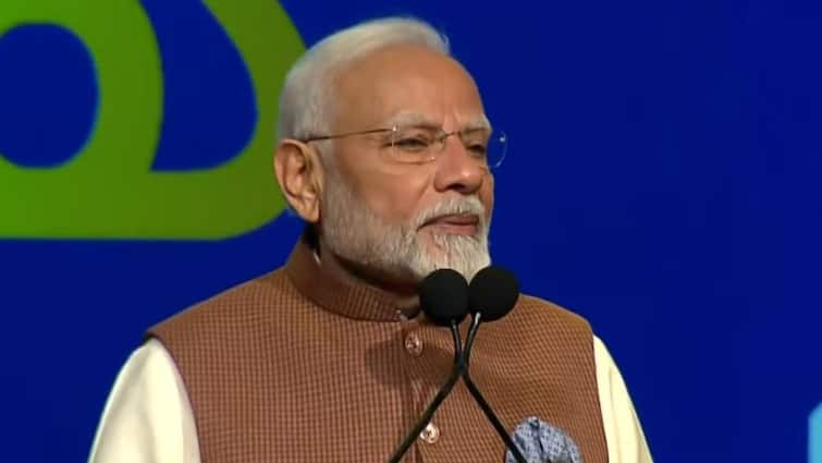 PM Modi Kuwait Visit He Says In Hala Modi Event It is 4 hours away but it took four decades for a Indian PM to come here '4 घंटे की दूरी, लेकिन किसी PM को यहां आने में लग गए चार दशक', Hala Modi इवेंट में बोले पीएम मोदी
