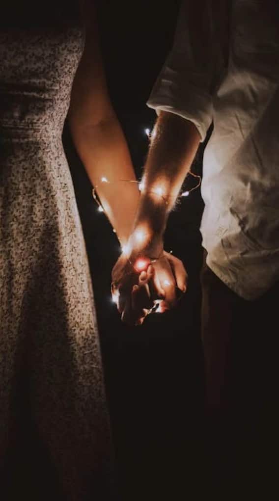 नहीं मान रही है गर्लफ्रेंड तो ऐसे करें प्यार का इजहार