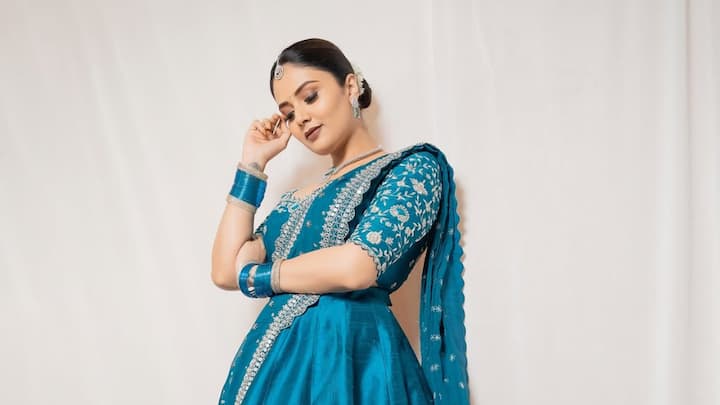 Sreemukhi Latest Photos : శ్రీముఖి లేటెస్ట్ ఫోటోలను ఇన్​స్టాలో షేర్ చేసింది.  బ్లూ కలర్ లెహంగాలో  ఫోటోలకు క్యూట్​గా ఫోజులిచ్చింది.