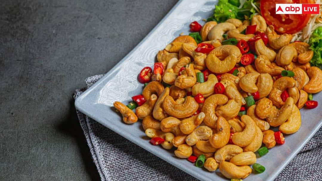 रोजाना खाली पेट काजू खाने से हो सकते हैं मोटापा का शिकार, जान लीजिए खाने का तरीका Cashews are a type of seed with a soft consistency and a sweet flavor रोजाना खाली पेट काजू खाने से हो सकते हैं मोटापा का शिकार, जान लीजिए खाने का तरीका