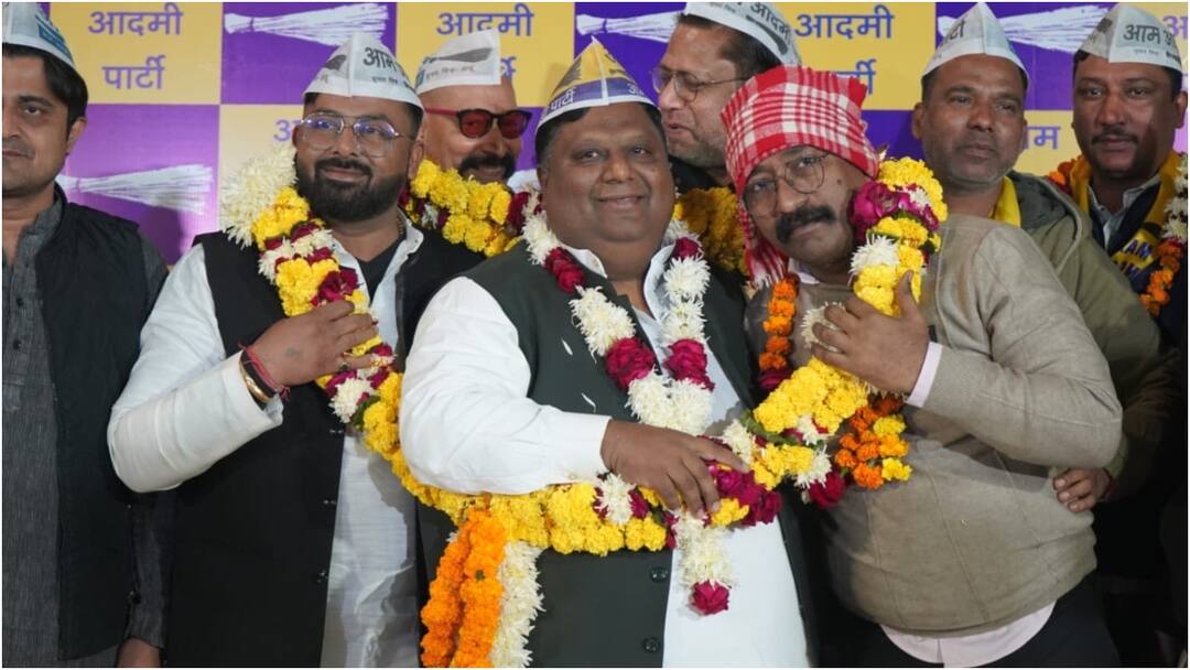 दिल्ली चुनाव से पहले BJP को एक और झटका, पार्टी से जुड़े कई लोगों ने थामा AAP का दामन Delhi election 2025 several workers associated with bjp joined aap aadmi party ann दिल्ली चुनाव से पहले BJP को एक और झटका, पार्टी से जुड़े कई लोगों ने थामा AAP का दामन