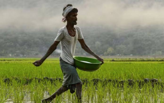 ਭਾਰਤ ਵਿੱਚ ਅੱਜ ਵੀ 50 ਫੀਸਦੀ ਤੋਂ ਵੱਧ ਆਬਾਦੀ ਖੇਤੀ 'ਤੇ ਨਿਰਭਰ ਹੈ। ਇਨ੍ਹਾਂ ਵਿੱਚੋਂ ਬਹੁਤ ਸਾਰੇ ਕਿਸਾਨ ਅਜਿਹੇ ਹਨ। ਜਿਨ੍ਹਾਂ ਦੀ ਖੇਤੀ ਤੋਂ ਆਮਦਨ ਇੰਨੀ ਨਹੀਂ ਹੈ। ਅਜਿਹੇ ਕਿਸਾਨਾਂ ਨੂੰ ਸਰਕਾਰ ਵੱਲੋਂ ਆਰਥਿਕ ਸਹਾਇਤਾ ਦਿੱਤੀ ਜਾਂਦੀ ਹੈ।