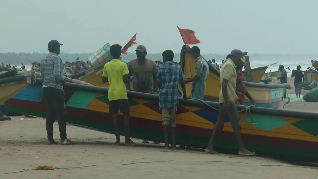 srikakulam fishermen struggling for employment in local and facing problem in migration Srikakualam fisher Men: సొంతూరిలో ఉపాధి లేదు- వలస వెళ్తే వస్తారో రారో తెలీదు- మత్స్యకారుల 