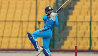 shreyas iyer just scored a 100 off just 50 balls with 10 sixes in vijay hazare trophy  