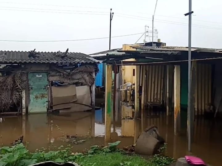 கரூரில் கொட்டித்தீர்த்த கனமழை; வீடுகளை சூழ்ந்த நீரால் மக்கள் பாதிப்பு