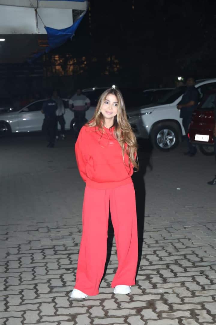 शूरा ने रेड कलर का को-ऑर्ड सेट पहना हुआ था और वे काफी प्यारी लग रही थीं. इस दौरान शूरा ने अपने बालों को ओपन छोड़ा था और अपने रेड आउटफिट के साथ व्हाइट शूज  पेयर किए थे.