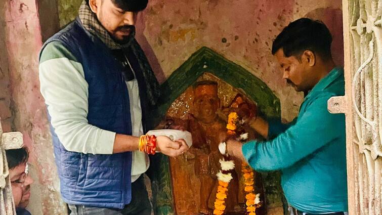 UP Aligarh Bajrang Dal workers cleaned up a 100 year old temple  and offered prayers ANN अलीगढ़: मिला 100 साल पुराना मंदिर, हिंदू पक्ष का दावा- 'हनुमान मंदिर अपने मूल स्वरूप में नहीं'