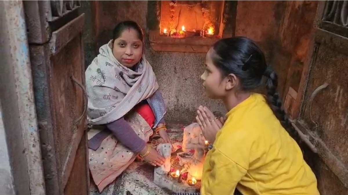 अलीगढ़: मिला 100 साल पुराना मंदिर, हिंदू पक्ष का दावा- 'हनुमान मंदिर अपने मूल स्वरूप में नहीं