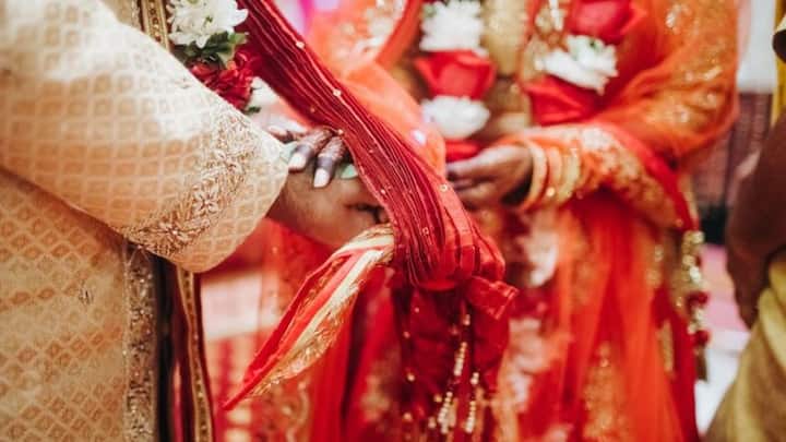 আয়করের আধিকারিকদের মতে, অনেকেই কর বাঁচাতে এবং আয়কর বিভাগের চোখে ধুলো দিয়ে অন্যত্র টাকা পাঠাতে এই ধরনের ওয়েডিং প্ল্যানারদের সঙ্গে যোগাযোগ করেন।