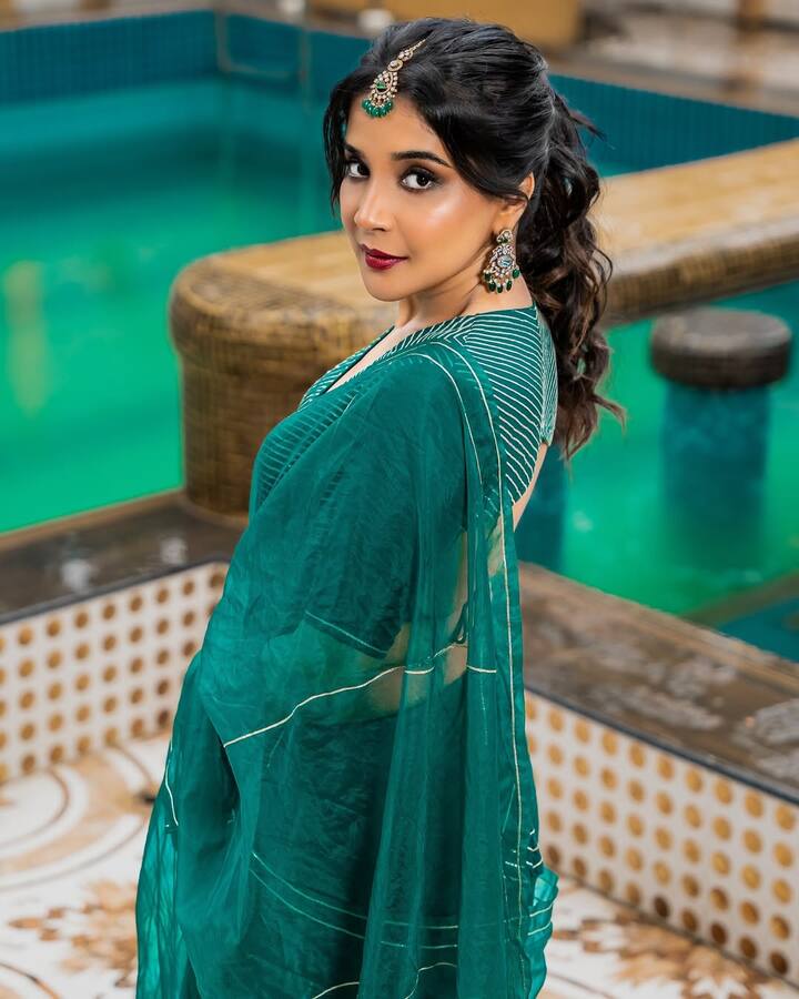 தற்போது திரைப்படங்களில் ஹீரோயினாக நடிக்கும் அளவுக்கு தன்னுடைய கேரியரில் வளர்ந்துள்ள சாக்ஷி அடிக்கடி, விதவிதமான புகைப்படங்களை வெளியிட்டு வருகிறார்.