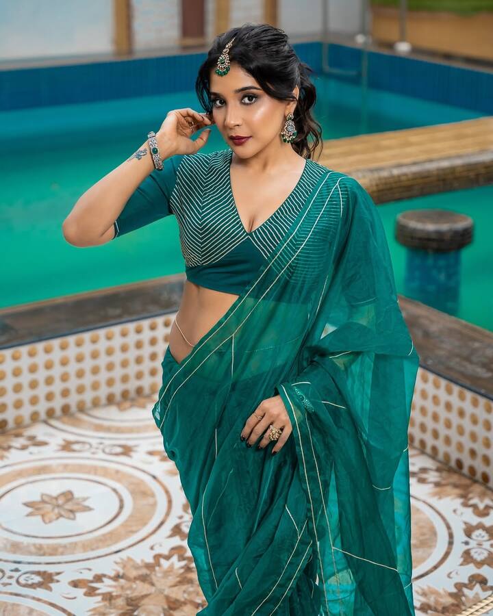 விஜய் டிவியில் ஒளிபரப்பான பிக்பாஸ் சீசன் 3 நிகழ்ச்சியில் கலந்து கொண்ட சாக்ஷி அகர்வால், கவினை காதலிப்பதாக கூறி பரபரப்பை ஏற்படுத்தினார். சாக்ஷி என்னவோ உண்மையாக லவ் பண்ணினாலும், கவின் கண்ணு லாஸ்லியா மேல் விழுந்தது.