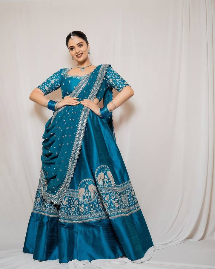 స్మాల్ స్క్రీన్ పై సుమ తర్వాత ఆ రేంజ్ లో క్రేజ్ సొంతం చేసుకున్న యాంకర్ శ్రీముఖి.