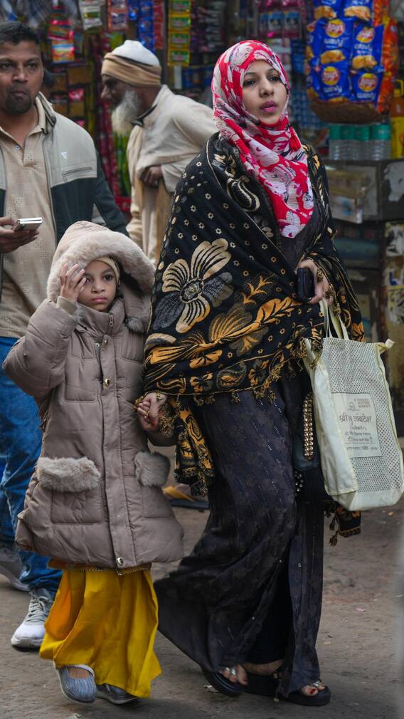 दिल्ली में ठंड का सितम जारी, जानें कब होने वाली है बारिश