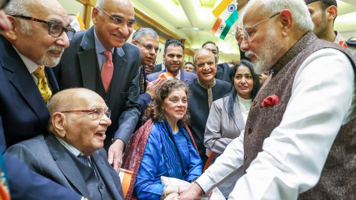 Prime Minister Narendra Modi met a 101-year-old Kuwait-based retired Indian Foreign Service (IFS) officer Mangal Sain Handa. (Source: PTI)