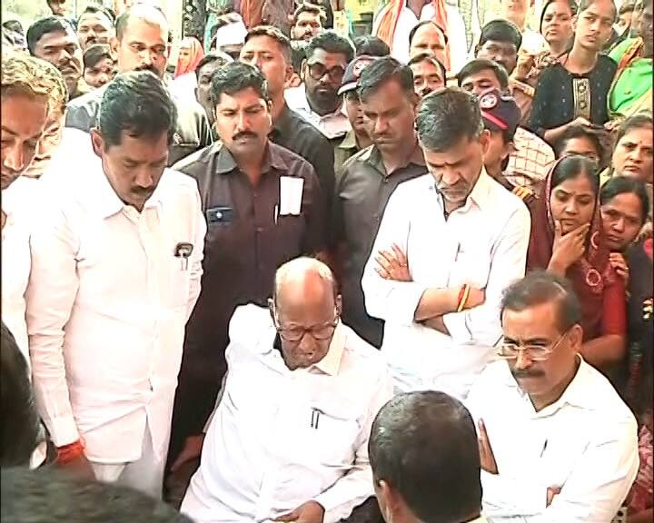 मस्साजोगमध्ये यावेळी शरद पवारांसोबत निलेश लंके, बजरंग सोनावणे आणि राजेश टोपे उपस्थित होते. शरद पवारांनी संतोष देशमुख यांच्या हत्येचा सर्व घटनाक्रम (Sharad Pawar Meet Santosh Deshmukh Family) कुटुंबियांकडून समजून घेतला.