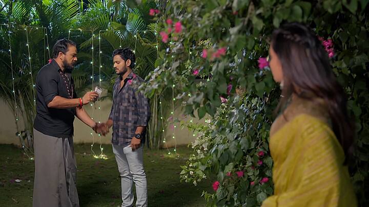 సత్య పుట్టిల్లు తనది అని గొడవ చేసిన వ్యక్తి మహదేవయ్యను కలుస్తాడు. ఎందుకు వచ్చావ్ అని అడిగితే డబ్బు కావాలంటాడు. ఆ వ్యక్తిని చూసి నందిని గుర్తుపట్టేస్తుంది..వాడేంది బాపూతో మాట్లాడుతున్నాడు ఏదో జరుగుతోంది అనుకుంటుంది