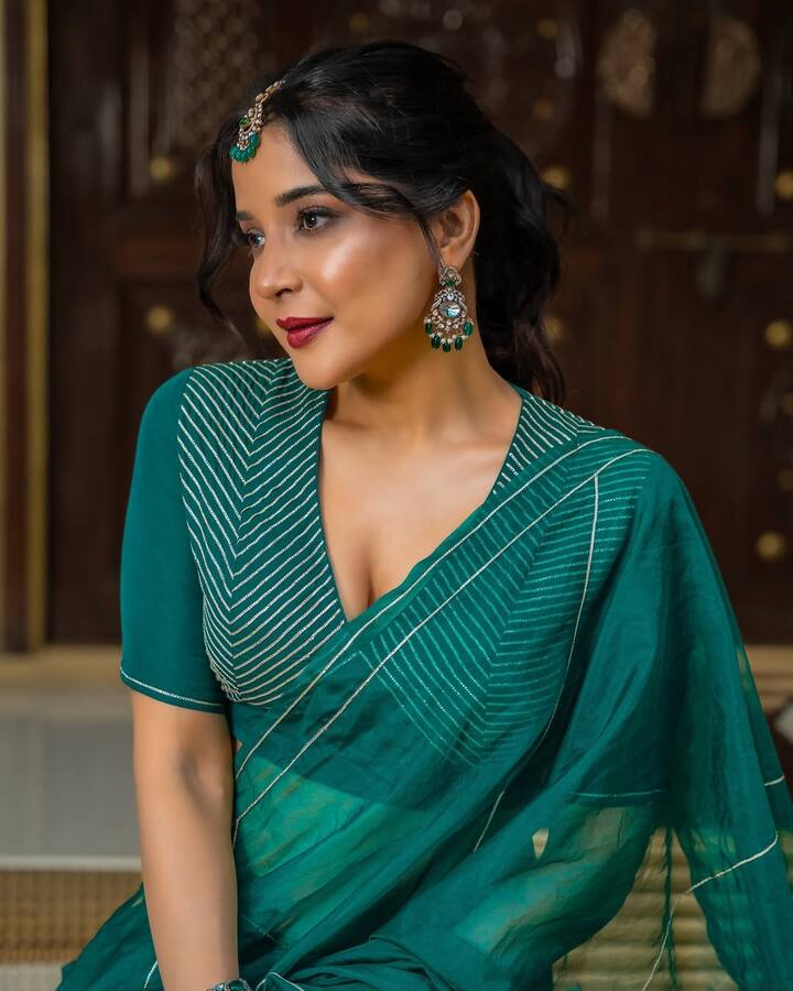 அந்த வகையில் தற்போது கிரீன் கலர் ட்ரான்ஸ்பரென்ட் சேலையில், டீப் நெக் ஜாக்கெட் அணிந்து வெளியிட்டுள்ள போட்டோஸ் வைரலாக பார்க்கப்பட்டு வருகிறது. அதே போல் அவரின் கதவு வச்ச ஜாக்கெட் தான் ஹை லைட்.