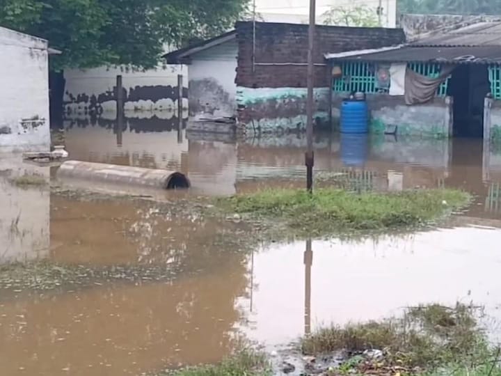 கரூரில் கொட்டித்தீர்த்த கனமழை; வீடுகளை சூழ்ந்த நீரால் மக்கள் பாதிப்பு