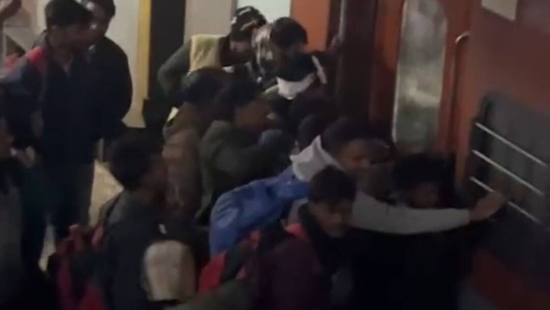 Passengers vandalized Chhapra-Mumbai Antyodaya Express after reaching Basti ann छपरा-मुंबई अंत्योदय एक्सप्रेस में यात्रियों ने की तोड़फोड़, खिड़की दरवाजों को पहुंचाया नुकसान, Video वायरल