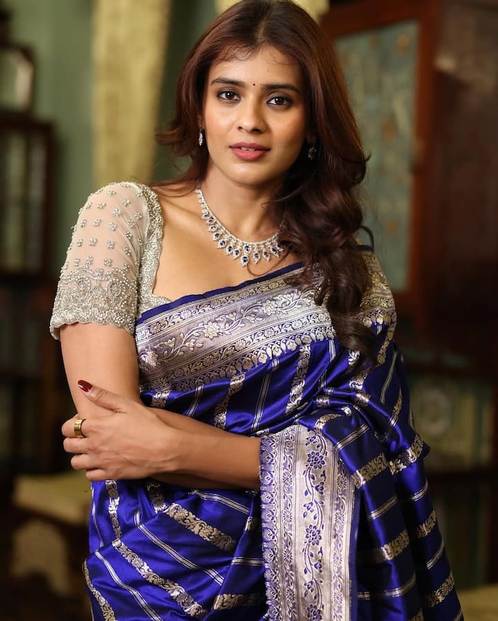 హెబ్బా పటేల్ చీర కట్టిన ఫోటోలను లేటెస్ట్ గా సోషల్ మీడియాలో షేర్ చేశారు. హెబ్బా చీర కట్టిందబ్బా... ఆ అర్థం ఏముందబ్బా అంటూ ఫ్యాన్స్ కాంప్లిమెంట్స్ ఇస్తున్నారు.Image Courtesy: ihebahp / Instagram)