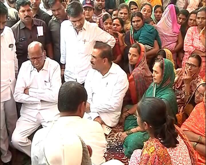 संतोष देशमुखांची बहीण देखील यावेळी भावूक झाली. माझ्या भावाला न्याय मिळायला हवा, जो कोणी या हत्येमागे सूत्रधार आहे, त्यालाही अशीच शिक्षा झाली पाहिजे. आम्हाला काहीच नको, न्याय हवाय, अशी प्रतिक्रिया संतोष देशमुख यांच्या बहिणीने शरद पवारांपुढे दिली.