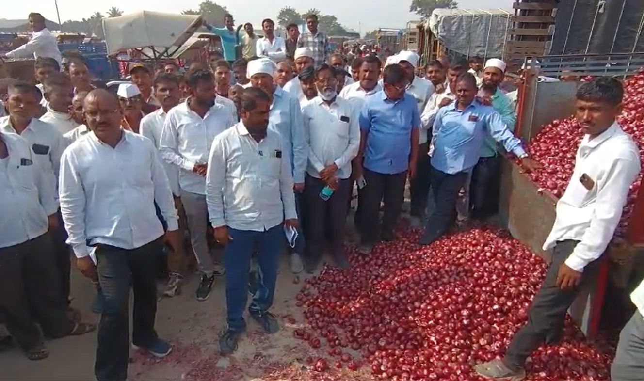 कांद्याच्या दरात घसरण, शेतकरी आक्रमक, येवला बाजार समितीत कांद्याचे लिलाव पाडले बंद