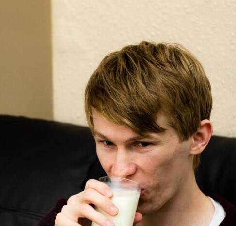 ਰਾਤ ਨੂੰ ਦੁੱਧ ਪੀਣਾ ਸਹੀ ਜਾਂ ਗਲਤ, ਇਸ ਬਾਰੇ ਵਿਚਾਰ ਵੱਖ-ਵੱਖ ਹਨ। ਕੁਝ ਵਿਦਵਾਨ ਮੰਨਦੇ ਹਨ ਕਿ ਰਾਤ ਨੂੰ ਦੁੱਧ ਪੀਣਾ ਸਿਹਤ ਲਈ ਫਾਇਦੇਮੰਦ ਹੋ ਸਕਦਾ ਹੈ, ਕਿਉਂਕਿ ਇਸ ਵਿੱਚ ਮੈਗਨੀਸ਼ੀਅਮ ਅਤੇ ਟ੍ਰਿਪਟੋਫੈਨ ਹੁੰਦੇ ਹਨ, ਜੋ ਕਿ ਨੀਂਦ ਨੂੰ ਬਿਹਤਰ ਬਣਾਉਂਦੇ ਹਨ। ਦੂਜੀ ਤਰਫ, ਕੁਝ ਲੋਕਾਂ ਨੂੰ ਰਾਤ ਨੂੰ ਦੁੱਧ ਪੀਣ ਨਾਲ ਹਜ਼ਮੇ ਦੀ ਸਮੱਸਿਆ ਜਾਂ ਫੁਲਕਣਾ ਹੋ ਸਕਦਾ ਹੈ।