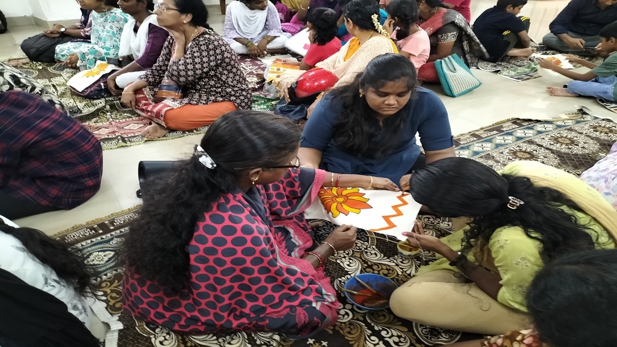 பாரம்பரியமிக்க கலம்காரி ஓவியத்தை எப்படி வரையலாம்..? - தஞ்சையில் நடந்த பயிற்சி