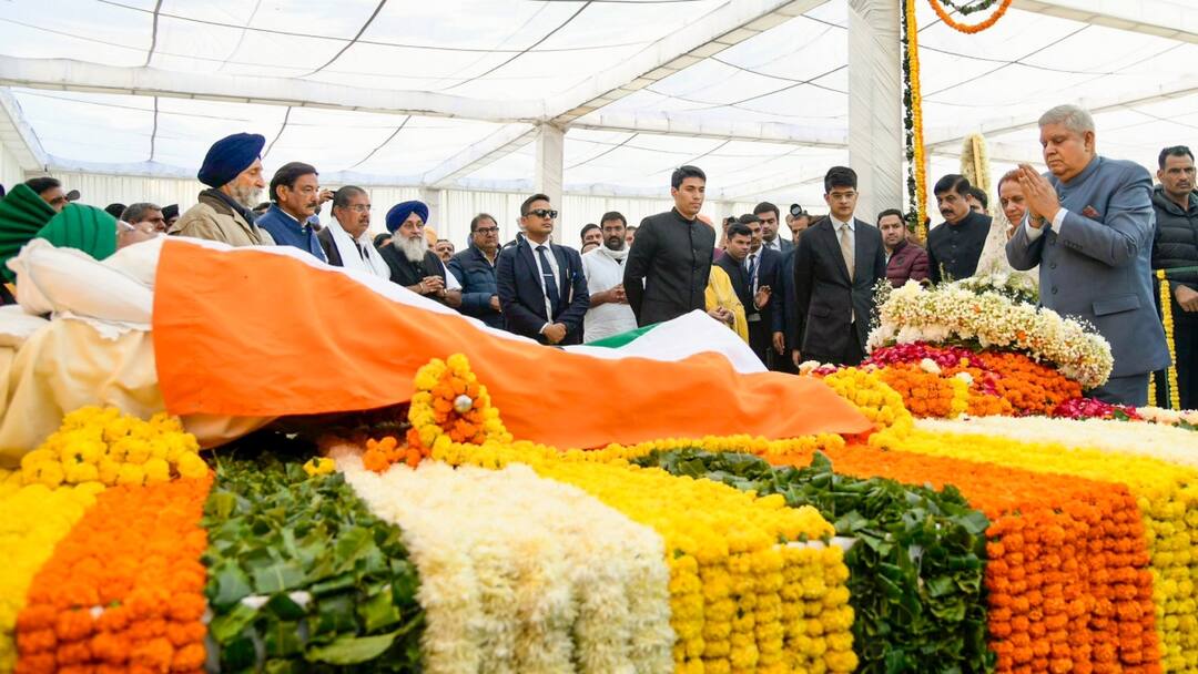 हरियाणा के पूर्व CM ओम प्रकाश चौटाला का हुआ अंतिम संस्कार, उपराष्ट्रपति, CM सैनी समेत ये हस्तियां हुईं शामिल Haryana Former CM Om Prakash Chautala last rites performed CM Nayab Singh Saini attended हरियाणा के पूर्व CM ओम प्रकाश चौटाला का हुआ अंतिम संस्कार, उपराष्ट्रपति, CM सैनी समेत ये हस्तियां हुईं शामिल