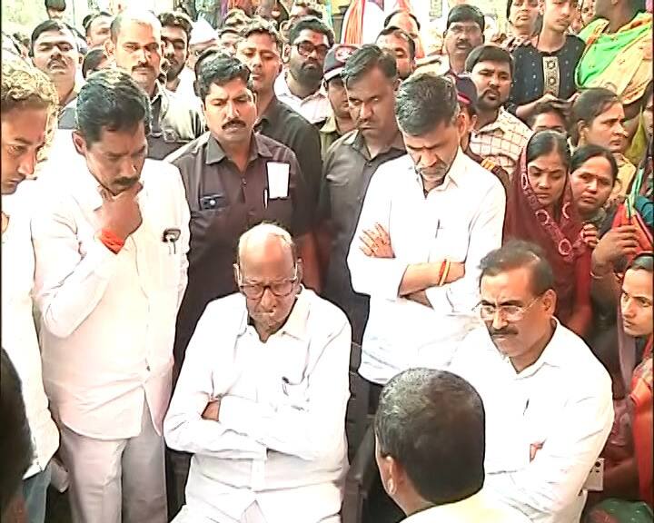 शरद पवारांनी मृत संतोष देशमुख यांच्या कुटुंबियांचं सात्वन केलं. यावेळी संतोष देशमुख यांचे कुटुंबीय शरद पवारांपुढे भावूक झाल्याचं पाहायला मिळालं.