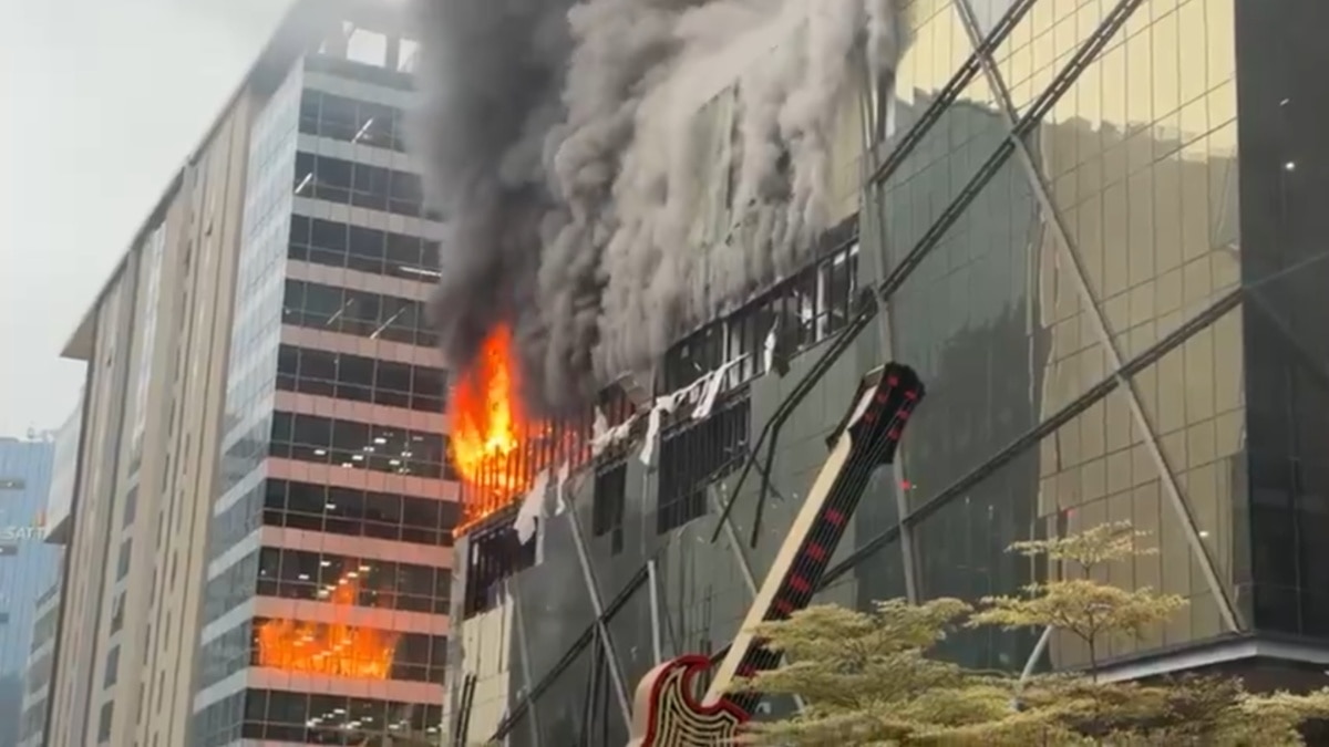 Hyderabad: Fire Engulfs Cyberabad IT Firm Building, 6 Fire Engines Rush To Control Blaze. VIDEO