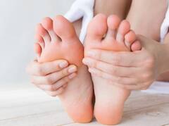 ਸਰਦੀਆਂ 'ਚ ਤੁਹਾਡੇ ਪੈਰ ਵੀ ਬਰਫ਼ ਵਾਂਗ ਰਹਿੰਦੇ ਨੇ ਠੰਡੇ ? ਜਾਣੋ ਕਿਸ ਚੀਜ਼ ਦੀ ਹੈ ਕਮੀ