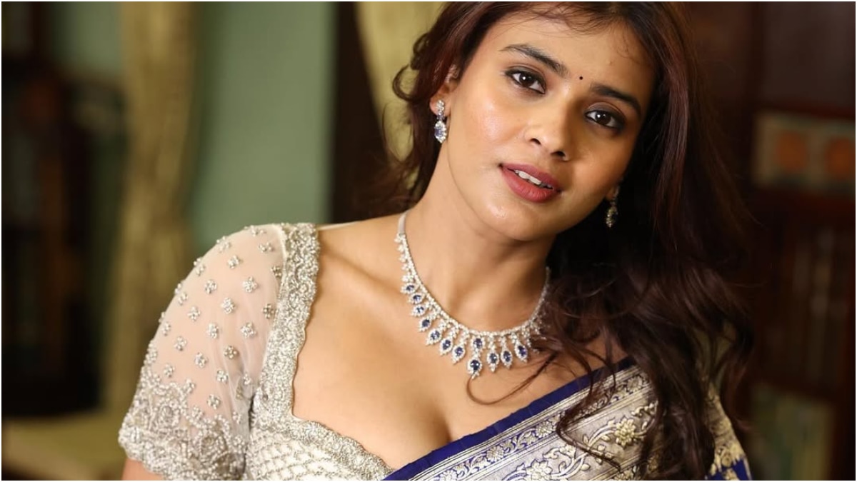 Hebah Patel: హెబ్బా పటేల్ చీర కట్టిందబ్బా... అందం ఏముందబ్బా!