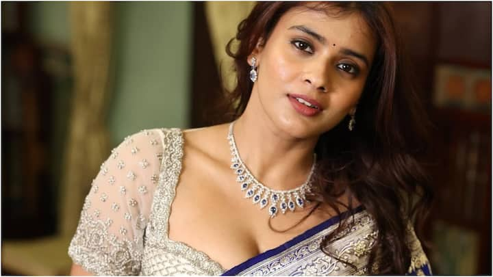 Hebah Patel Saree Photos: హెబ్బా పటేల్ అంటే అందరూ గ్లామర్ కోణంలో చూస్తారు కానీ ఆవిడ ట్రెడిషనల్ వేర్ లో కూడా చాలా బాగుంటుంది. కావాలంటే ఈ శారీ ఫోటోలు చూడండి