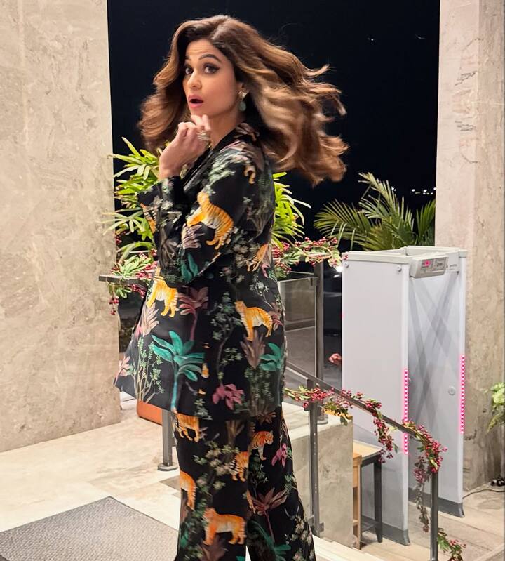 Shamita styled her hair in soft curls and opted a bold makeup.