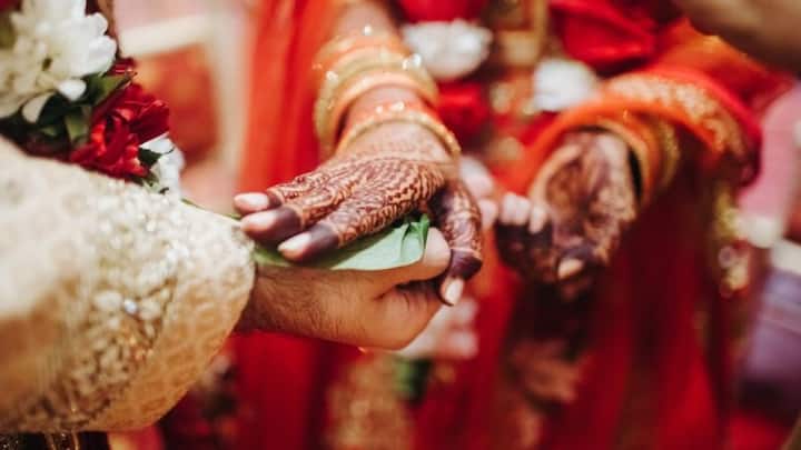 বিবাহে উপস্থিত অতিথির সংখ্যা, আমন্ত্রিতের সংখ্যা, বিবাহের খরচ এবং খাওয়া-দাওয়ার খরচ গণনা করে এই নগদ লেনদেনের উৎস খুঁজবে আয়কর বিভাগ।