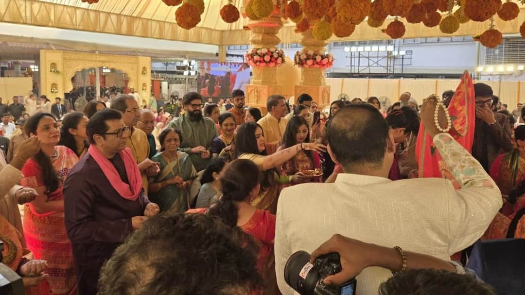 लंबे समय बाद साथ आए ठाकरे बंधु, मुंबई में साथ खड़े दिखे उद्धव और राज ठाकरे, सामने आई तस्वीर Raj Thackeray and Uddhav Thackeray Seen Together in Mumbai Photo Surfaces nephew Wedding Ceremony लंबे समय बाद साथ आए ठाकरे बंधु, मुंबई में साथ खड़े दिखे उद्धव और राज ठाकरे, सामने आई तस्वीर