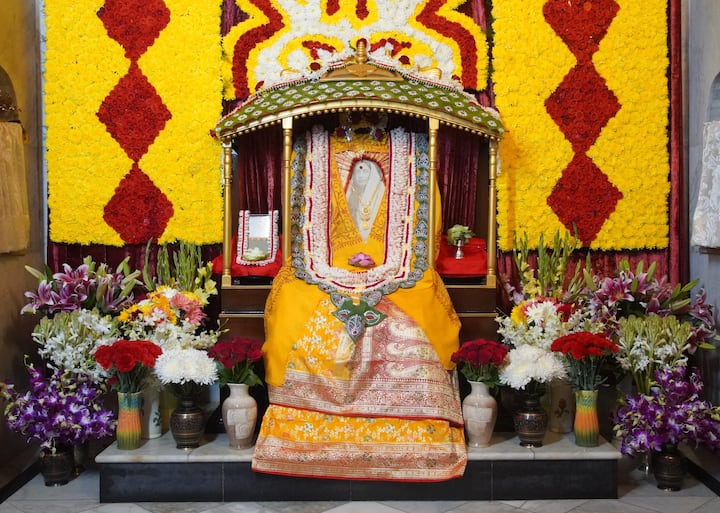 আজ শ্রী শ্রী সারদা মায়ের ১৭২ তম জন্মতিথি। পৌষের কৃষ্ণাসপ্তমী তিথিতেই জয়রামবাটিতে শ্যামাসুন্দরী দেবীর কোল আলো করে জন্ম নিয়েছিলেন শ্রী শ্রী সারদাদেবী।  ঠাকুর শ্রী রামকৃষ্ণদেব তাঁর সারা জীবনের সাধনার ফল অর্পণ করেছিলেন সারদাদেবীকে। আর স্বামী বিবেকানন্দ তাঁকে দিয়েছিলেন সঙ্ঘ জননীর স্থান। ছবি সূত্র- রামকৃষ্ণ মঠ মিশন, বেলুড় মঠ/ ফেসবুক