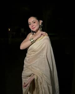 चिकनकारी साड़ी और बालों में गुलाब... डिंपल गर्ल हानिया आमिर ने फ्लॉन्ट किया देसी लुक, फैंस बोले- 'हुस्न की मल्लिका'