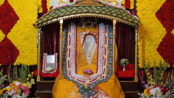 আজ সকাল থেকেই জয়রামবাটি মাতৃমন্দিরে উৎসবের মেজাজ। ভোরে শ্রী শ্রী সারদা মায়ের জন্মতিথি উপলক্ষ্যে বিশেষ পুজোর আয়োজন করা হয়। শোভাযাত্রা সহকারে মাতৃমন্দির থেকে শুরু হয়ে প্রভাতফেরি গোটা জয়রামবাটি গ্রাম পরিক্রমা করে। ভিনরাজ্য থেকেও এদিন জয়রামবাটিতে এসেছেন ভক্তরা।  ছবি সূত্র- রামকৃষ্ণ মঠ মিশন, বেলুড় মঠ/ ফেসবুক