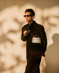 करण जौहर ने कोट-पैंट के साथ कैरी किया लेडीज पर्स, कहा- 'फैशन का कोई जेंडर नहीं होता'