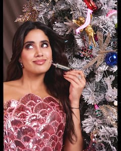 Janhvi Kapoor : జాన్వీ కపూర్ ధరించిన ఈ పొట్టి డ్రెస్ కాస్ట్ 7 లక్షల పైమాటే.. క్రిస్మస్ లుక్​ని గ్రాండ్​గా ప్లాన్ చేసిందిగా