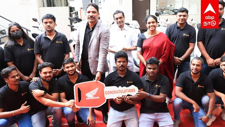 Private company in Chennai gifted cars and two-wheelers to employees வெற்றிக்கு ஊழியர்கள் தான் காரணம்!  இன்ப அதிர்ச்சி கொடுத்த தனியார் நிறுவனம்