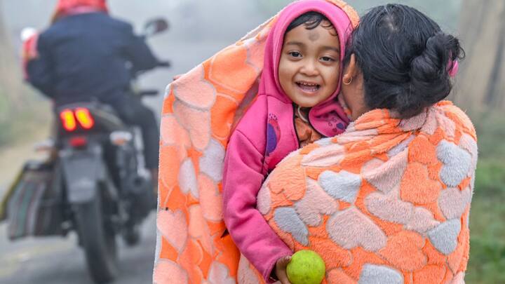 আবহাওয়া দফতর জানিয়েছে, নিম্নচাপ পশ্চিম মধ্য বঙ্গোপসাগর থেকে এগিয়েছে, বর্তমানে সেটির অভিমুখ বিশাখাপত্তনমের দিকে।