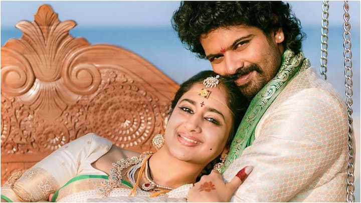 Sri Simha Koduri Wedding Photos : ఎం ఎం కీరవాణి కొడుకు మత్తు వదలరా సినిమా హీరో శ్రీ సింహ ప్రేమించి అమ్మాయిని పెళ్లి చేసుకున్నాడు. తమది ఆరేళ్ల ప్రేమ అంటూ సోషల్ మీడియాలో పోస్ట్ పెట్టాడు.