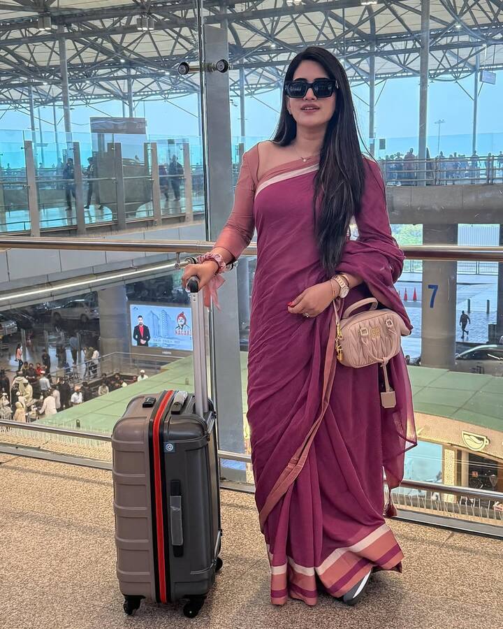 అయితే ఈ ట్రెండీ అవుట్​ఫిట్​లను పక్కన పెట్టి.. స్రవంతి చోకరపు.. తన ఎయిర్​పోర్ట్ లుక్స్​ని ట్రెడీషనల్​గా మార్చుకుంది. సంప్రదాయబద్ధంగా చీరకట్టుకుని ఫ్లైట్ కోసం వెయిట్ చేస్తూ ఫోటోలు దిగింది.(Image Source : Instagram/Sravanthi Chokarapu)