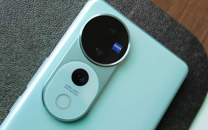 Vivo V40 5G Offer News: વીવોના V40 5G સ્માર્ટફોન પર હાલમાં એક મોટી ડીલ ઉપલબ્ધ છે. આ સમયે તમને Amazon પરથી ખરીદી પર બમ્પર ડિસ્કાઉન્ટ પણ મળી રહ્યું છે. આવો, અમને તેના વિશે વિગતવાર જણાવીએ.