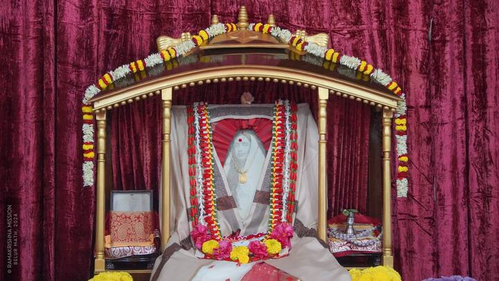 জয়রামবাটির পাশাপাশি বেলুড় মঠেও পালিত হচ্ছে শ্রী শ্রী সারদা মায়ের জন্মতিথি। সকাল থেকেই দূর-দূরান্ত থেকে আসছেন ভক্তরা। ভোরে মঙ্গলারতির মধ্যে দিয়ে জন্মতিথি উৎসবের সূচনা হয়। ছবি সূত্র- রামকৃষ্ণ মঠ মিশন, বেলুড় মঠ/ ফেসবুক