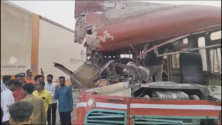 या भीषण अपघातामुळे बसमधील अनेक प्रवासी जखमी झाले आहेत.